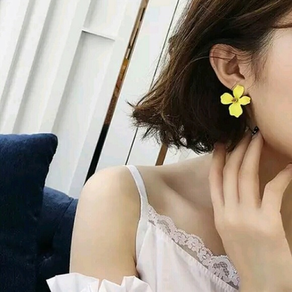 🖤Host Pick🖤 Petal Stud Earrings in Yellow - Picture 2 of 6